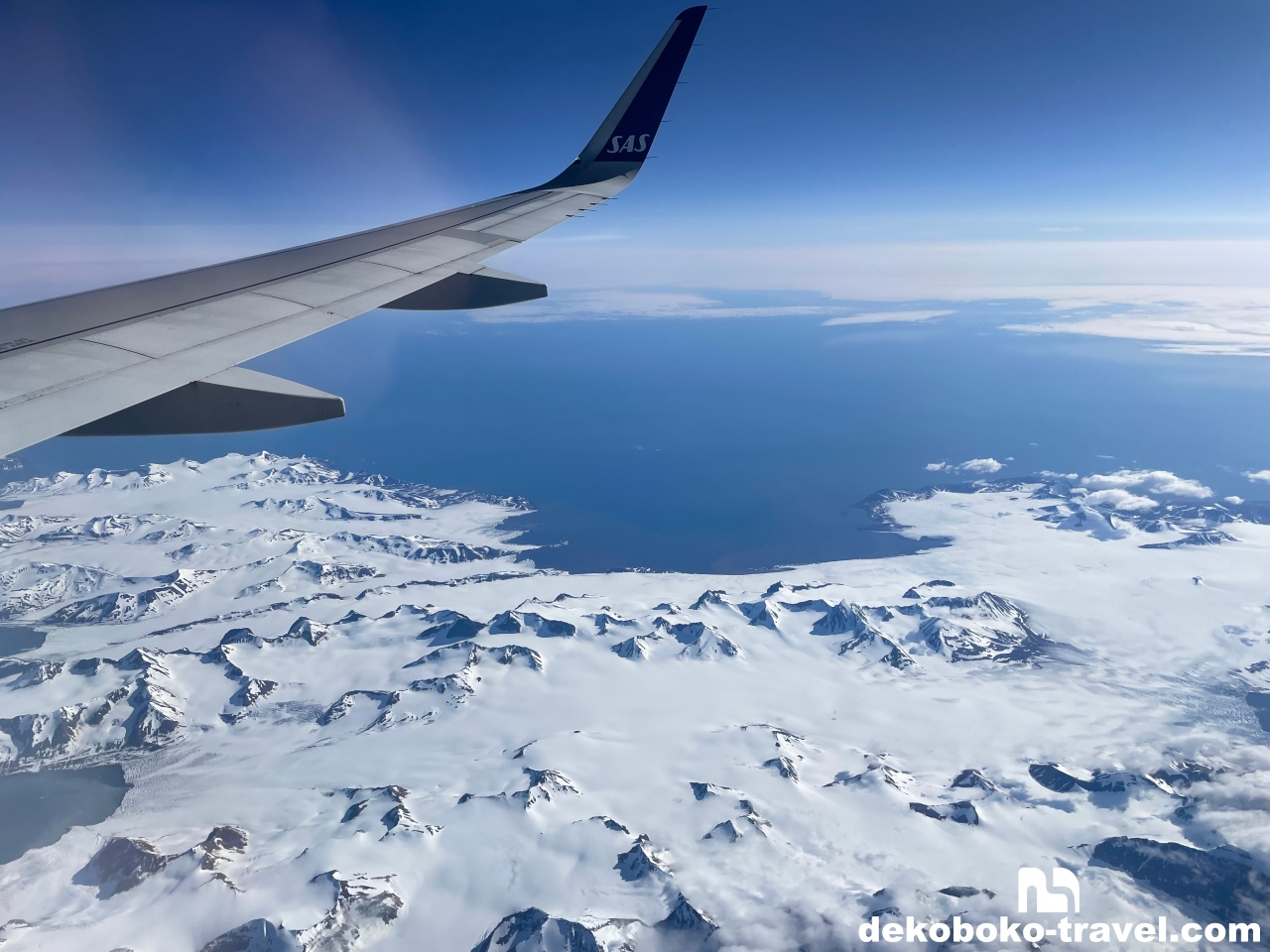 スバールバル諸島上空。7月でも一面が雪。