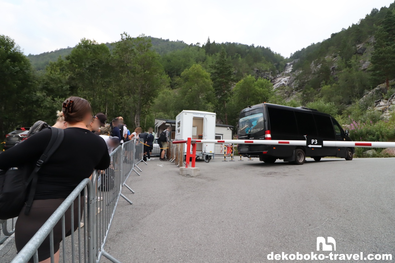 P3バス乗り場。予約無しの人は並んで待つ。