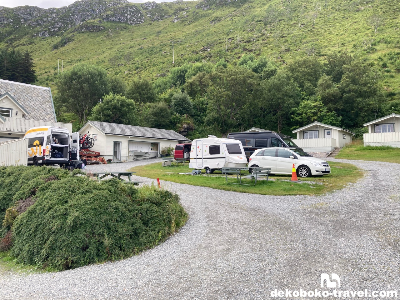 奥の建物がトイレ＆シャワー