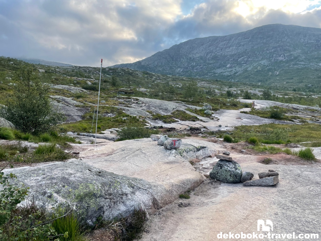 最初の1kmは平坦な道が続く