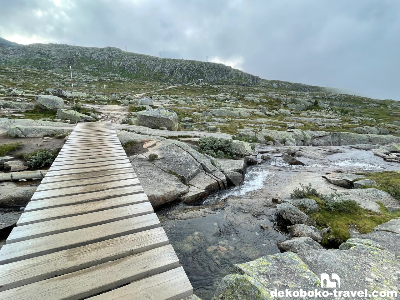 小さな川と橋が点在する