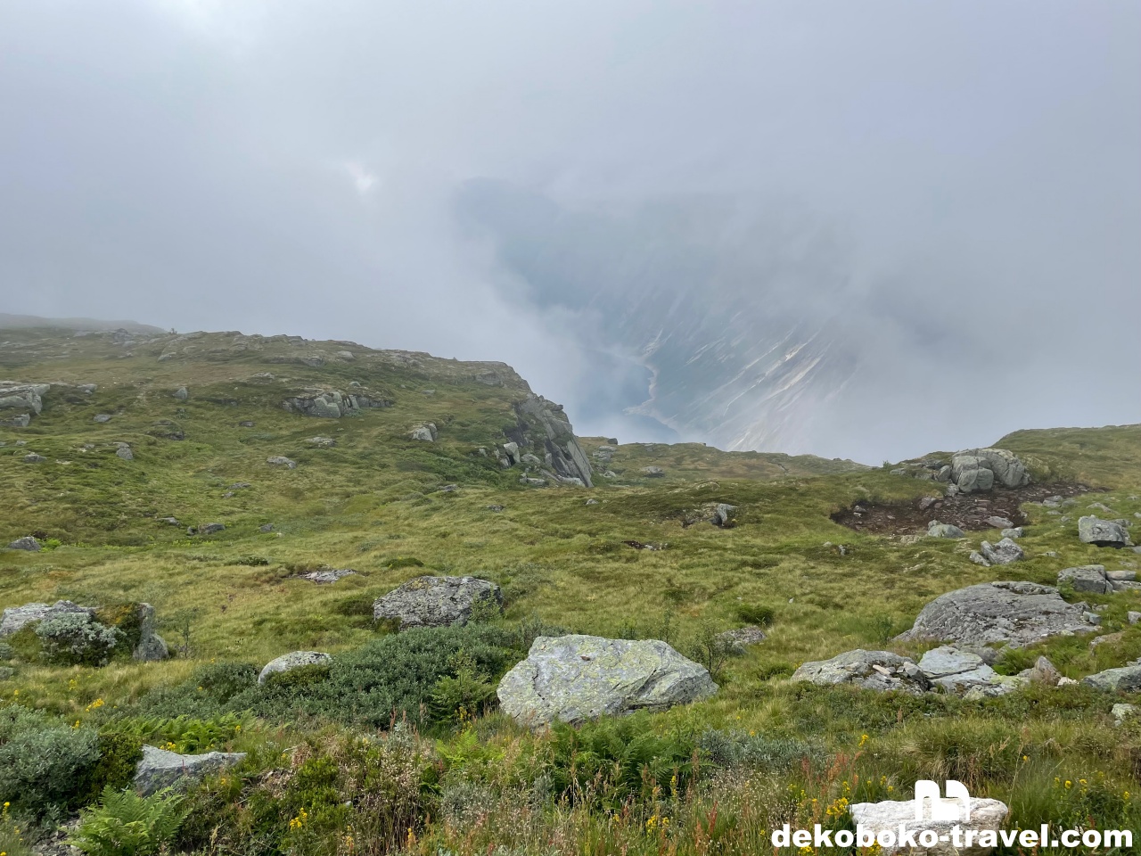 たまに霧の合間から対岸が見れる