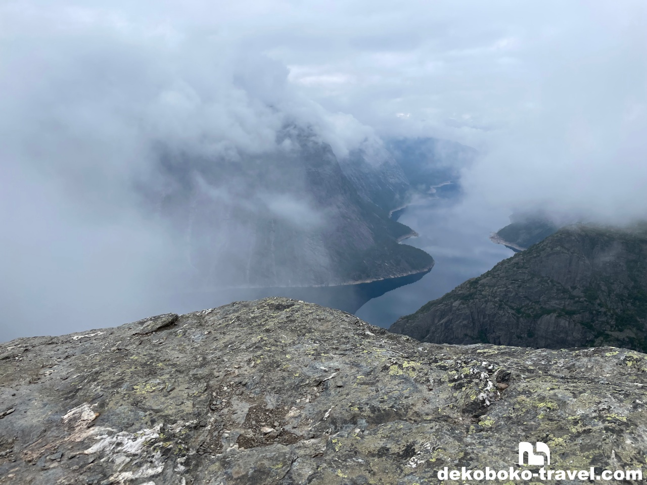 トロルトゥンガ到着時に霧が晴れてきた