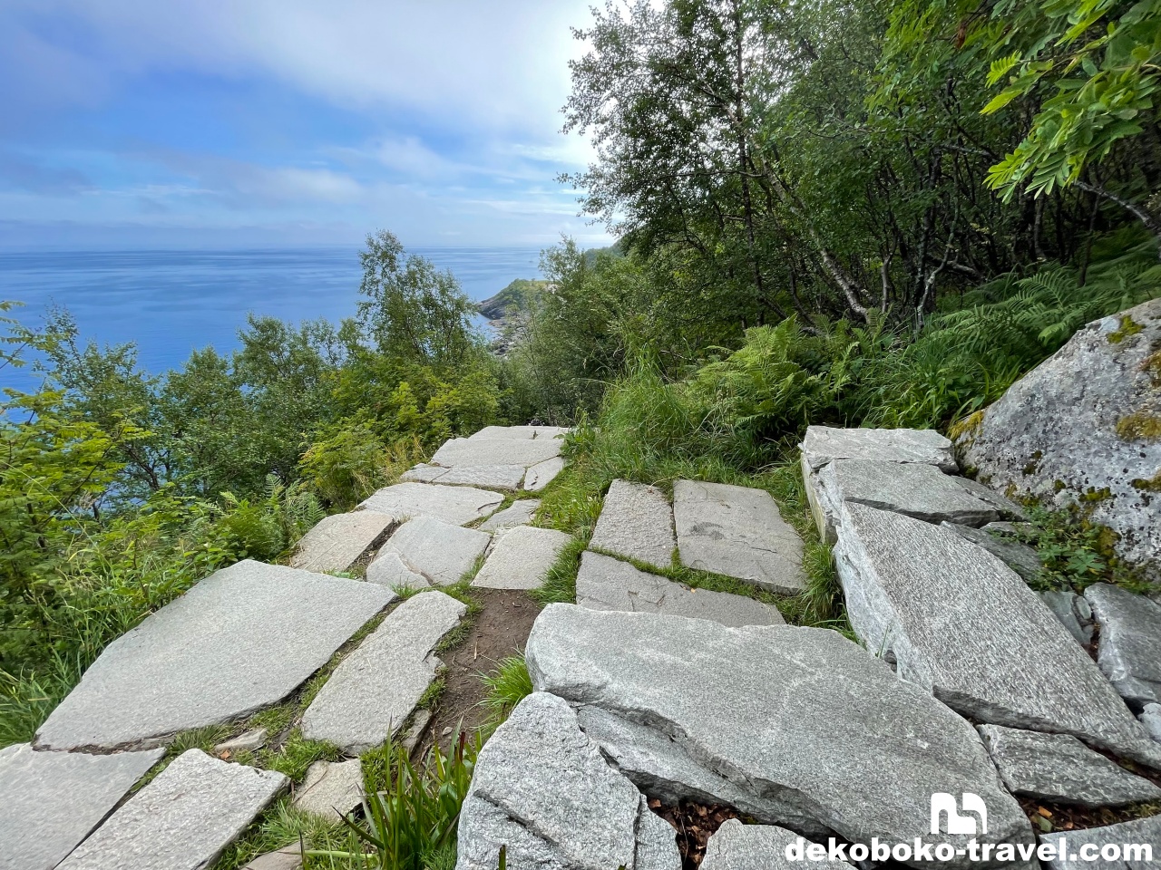 ハイキング途中にはベンチもある