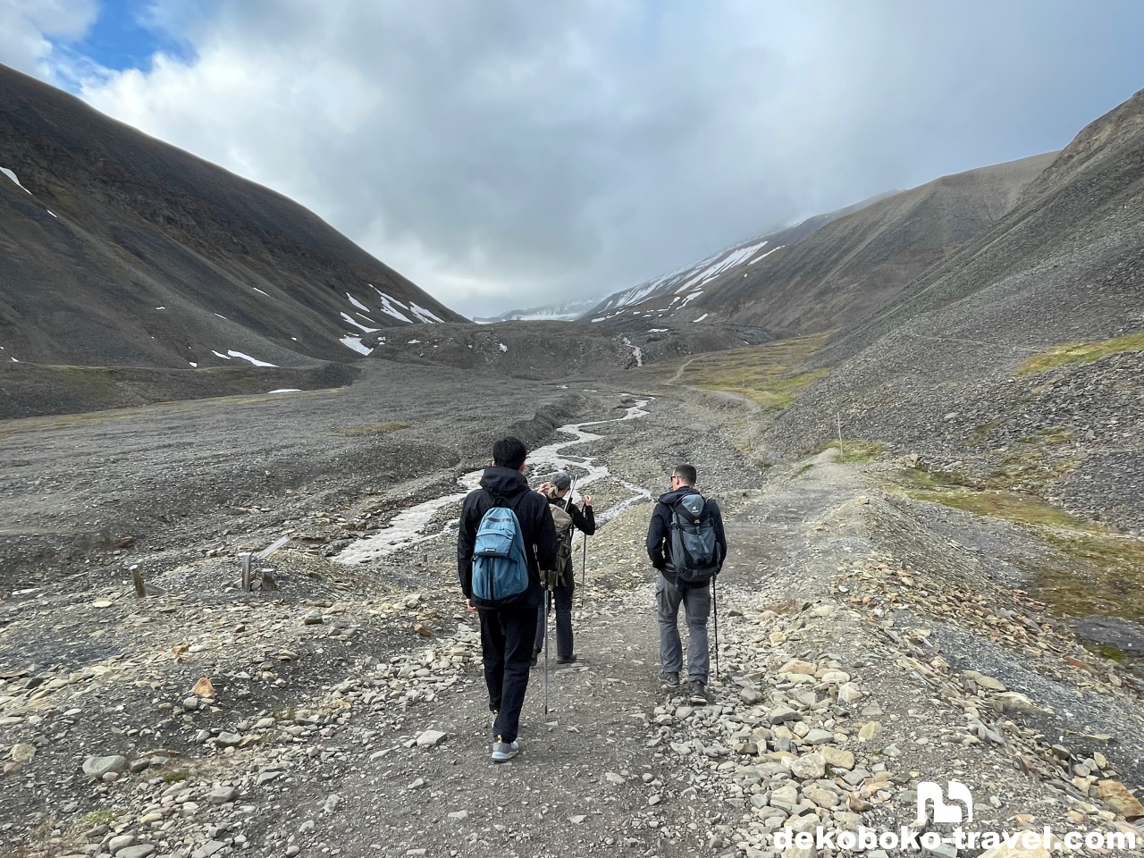 最初は平坦な道を進む