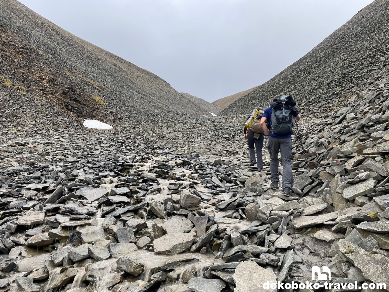 途中から岩場を登っていく