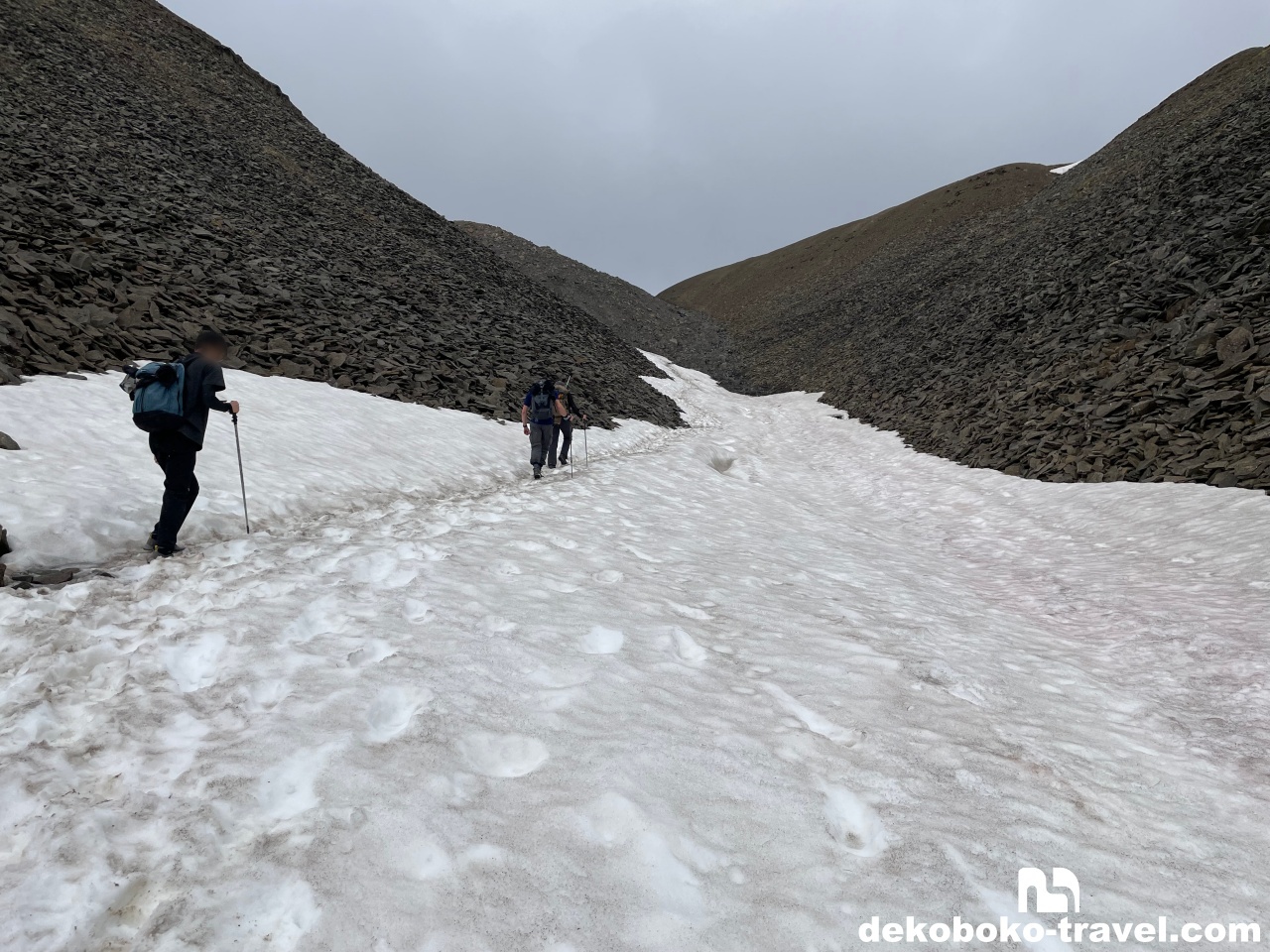 氷河の上を歩いて進む