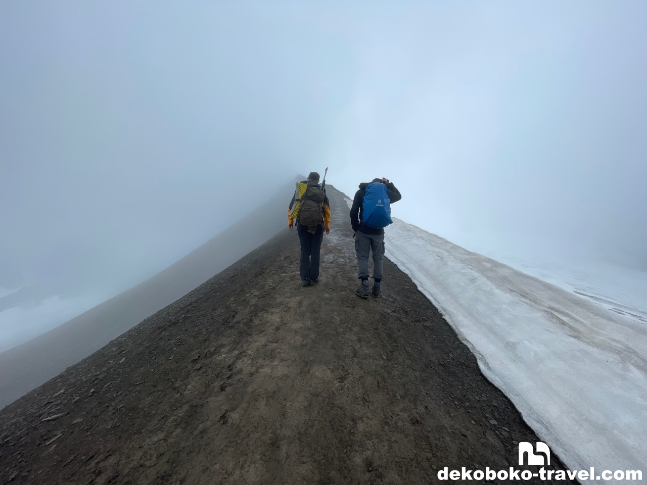 尾根伝いを登る