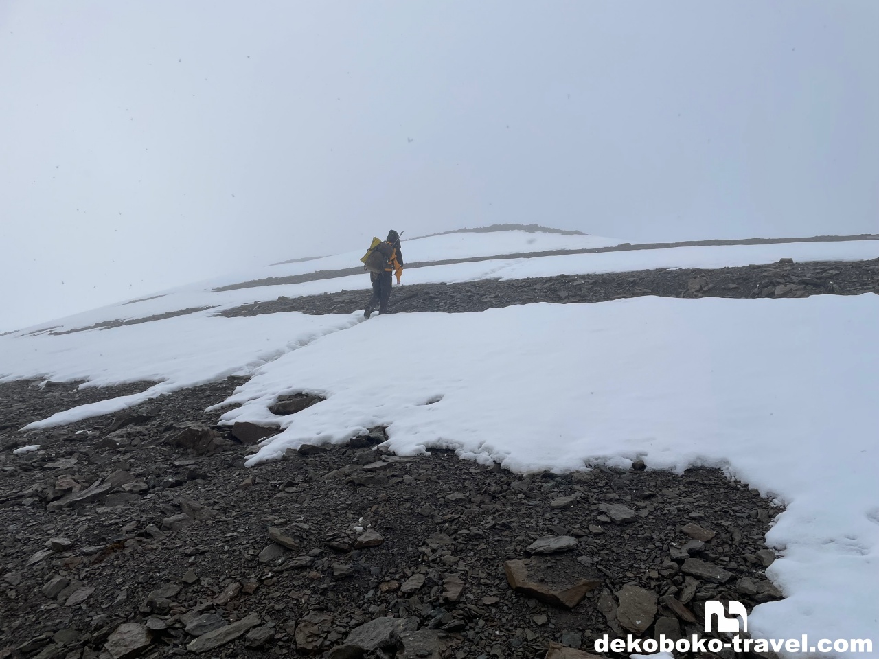 残雪の道をひたすら登る