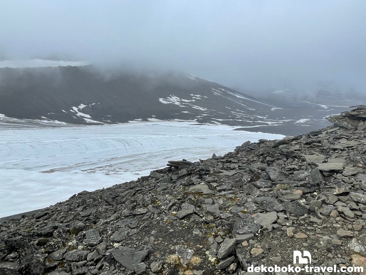 氷河のすぐ横を歩く