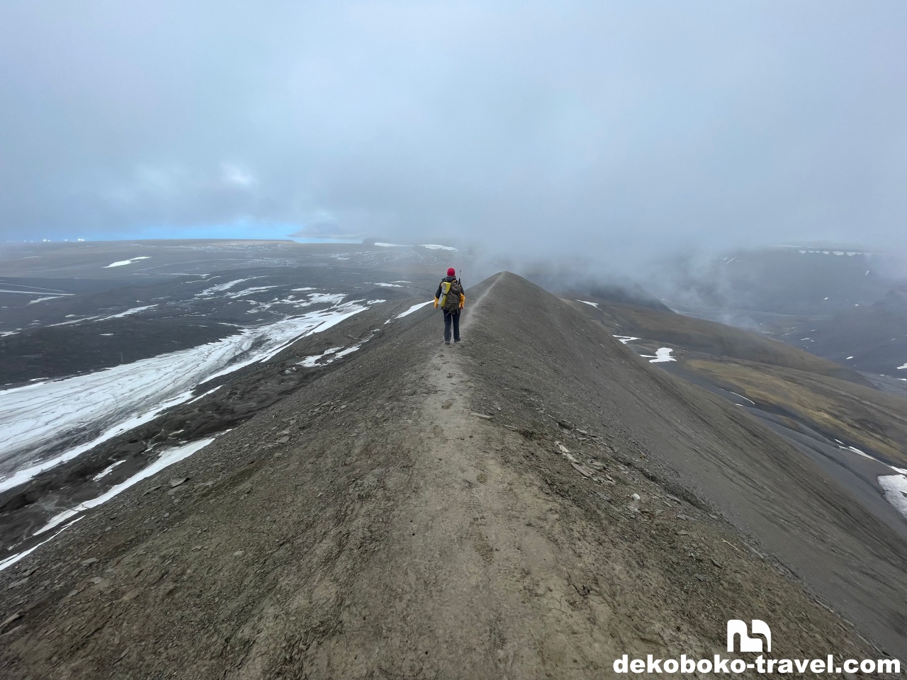尾根伝いを歩く