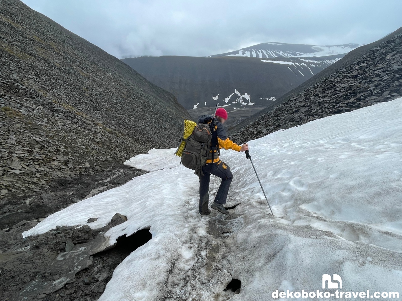 下が空洞になっている氷河