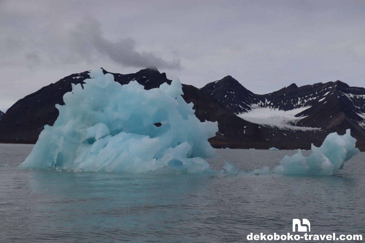 青く透き通った氷山