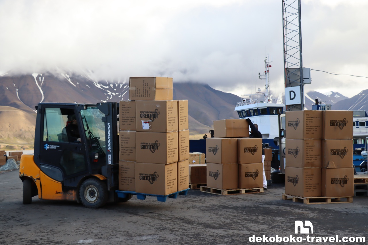 港では物資の荷下ろし作業も行われている