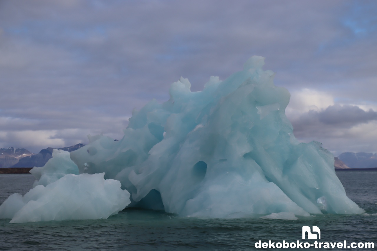青く透き通った氷山