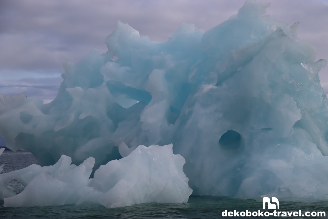 青く透き通った氷山