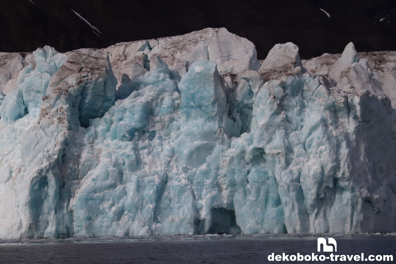 崩落箇所は青く光る