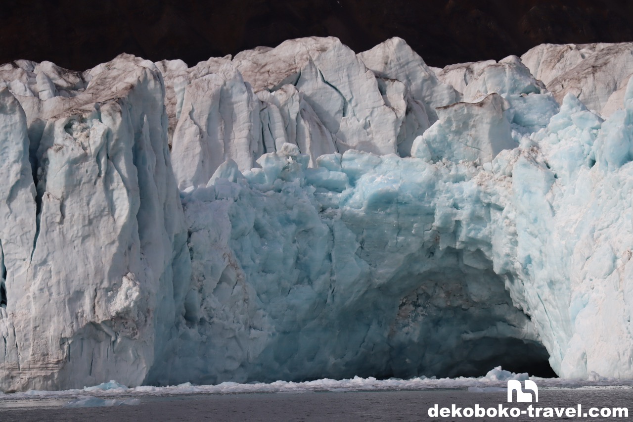 氷河が崩れた瞬間、銃声のような音が響く
