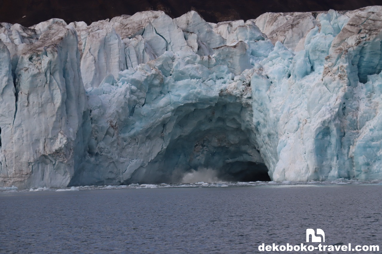 氷河が崩れた瞬間、銃声のような音が響く