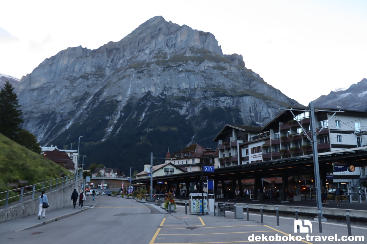 バスを降りてグリンデルワルト駅まで少し歩く