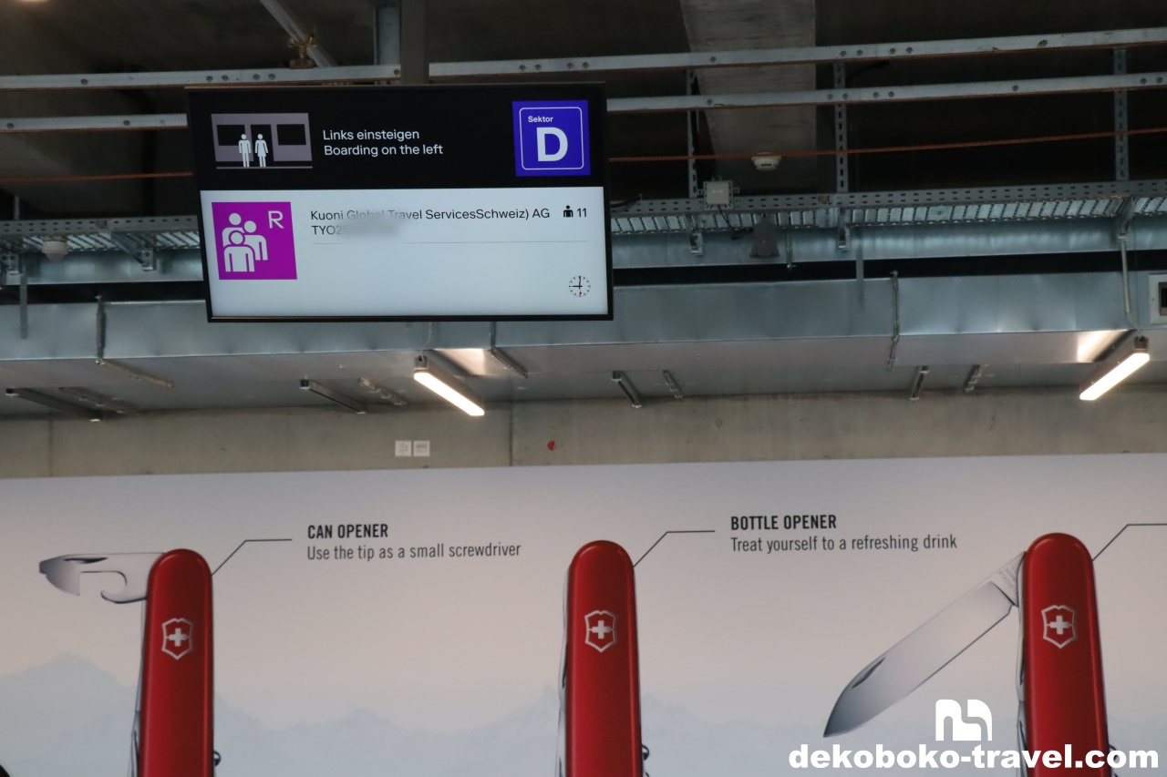 モニタ画面に予約車情報が表示されている