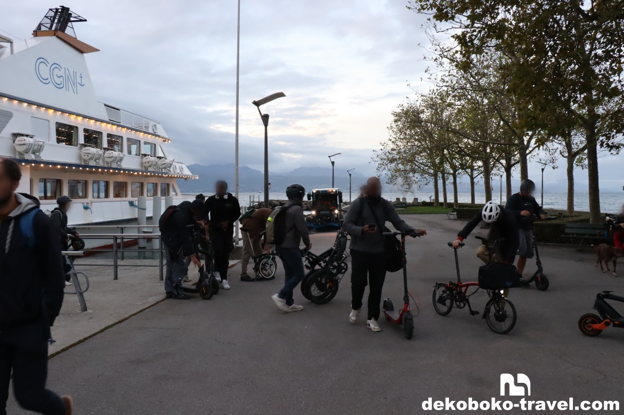 フェリーで通勤する人々