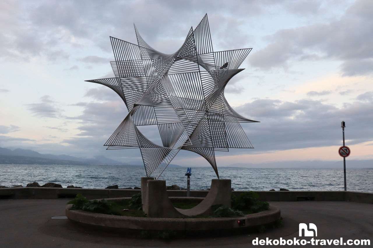 「Ouverture au Monde」という彫刻