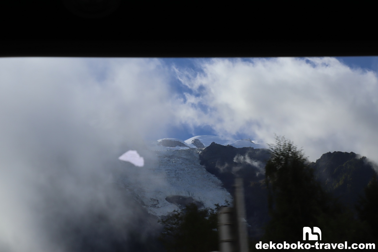 雲の切れ間から見える山のピーク