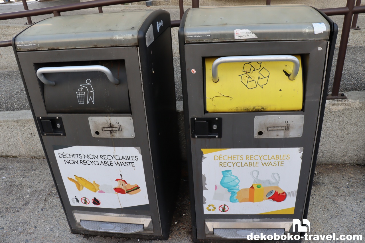シャモニーのゴミ箱。タバコ用の穴が珍しい。