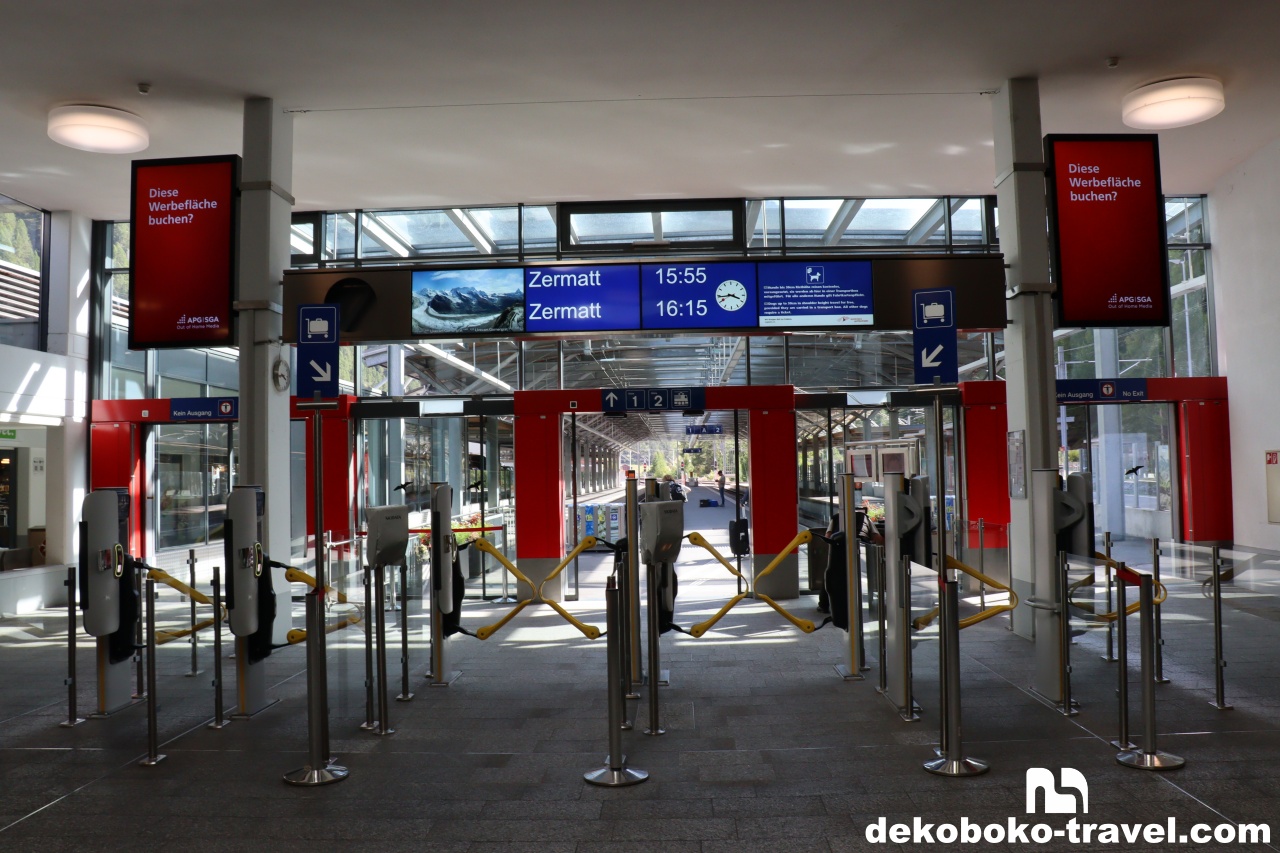 テーシュ駅の改札