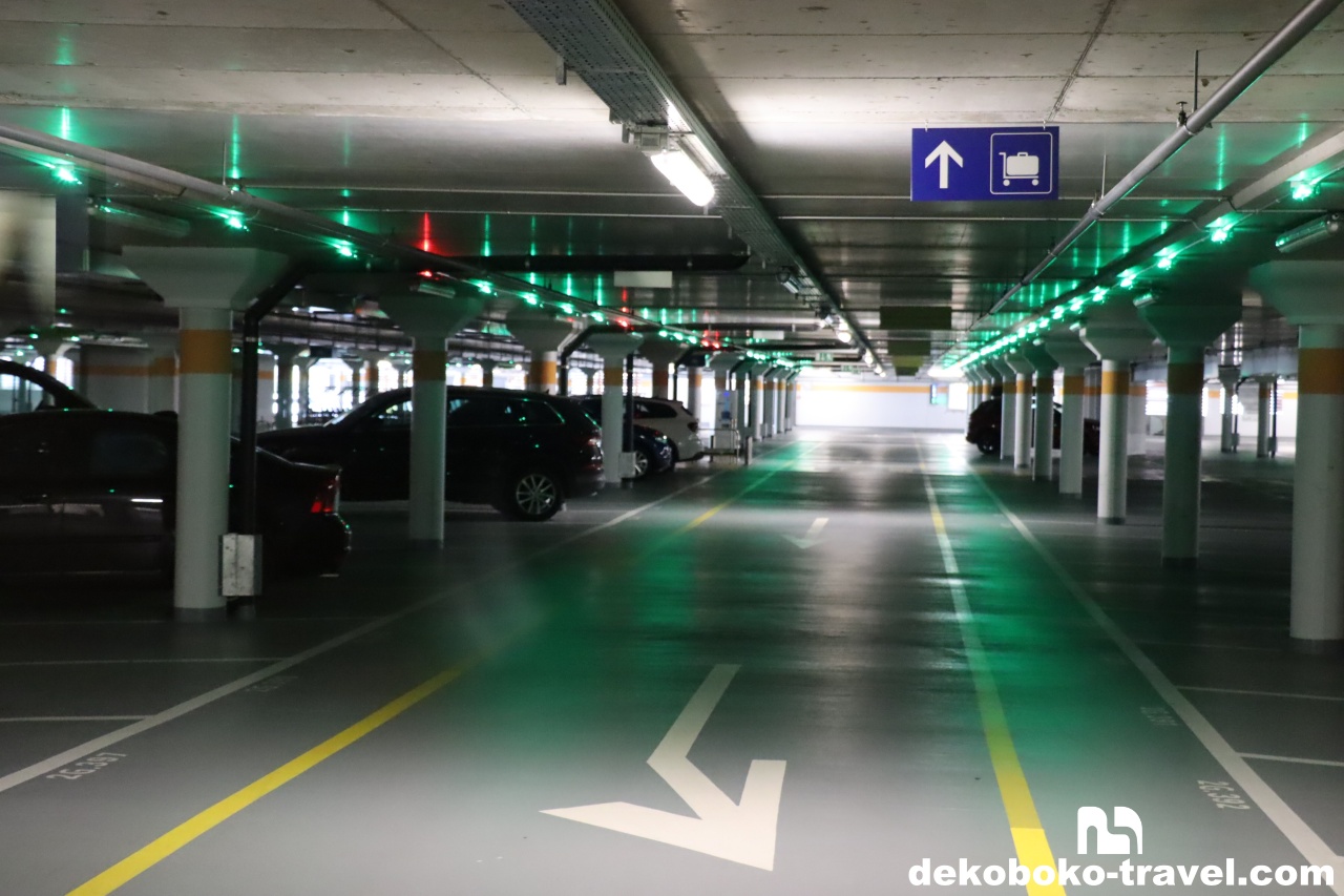 テーシュ駅の駐車場