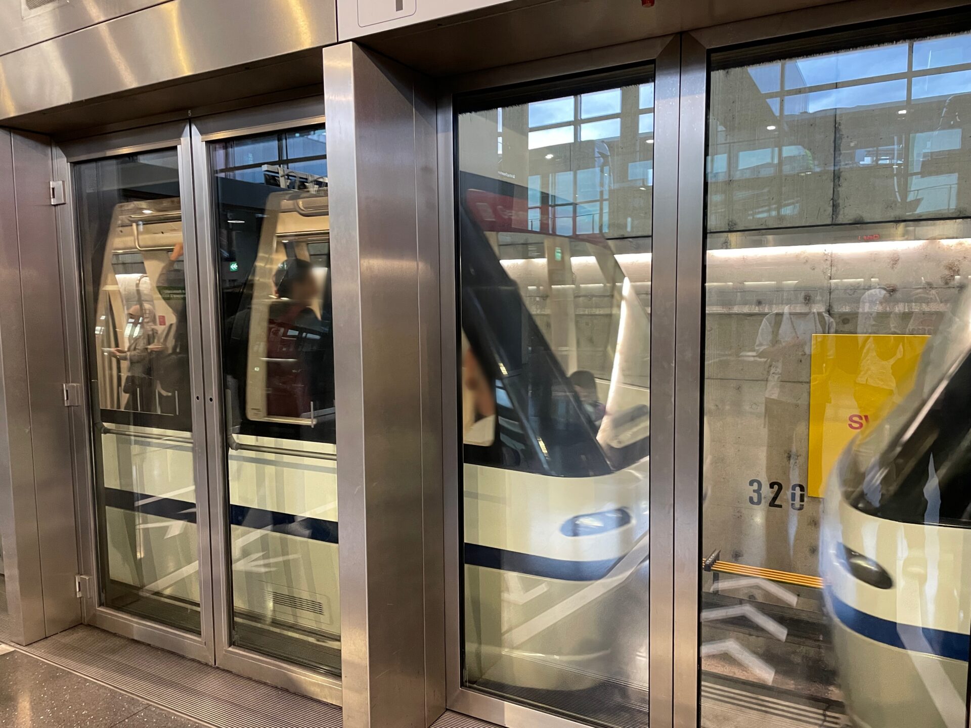 到着後、荷物受け取り場までトラムで移動