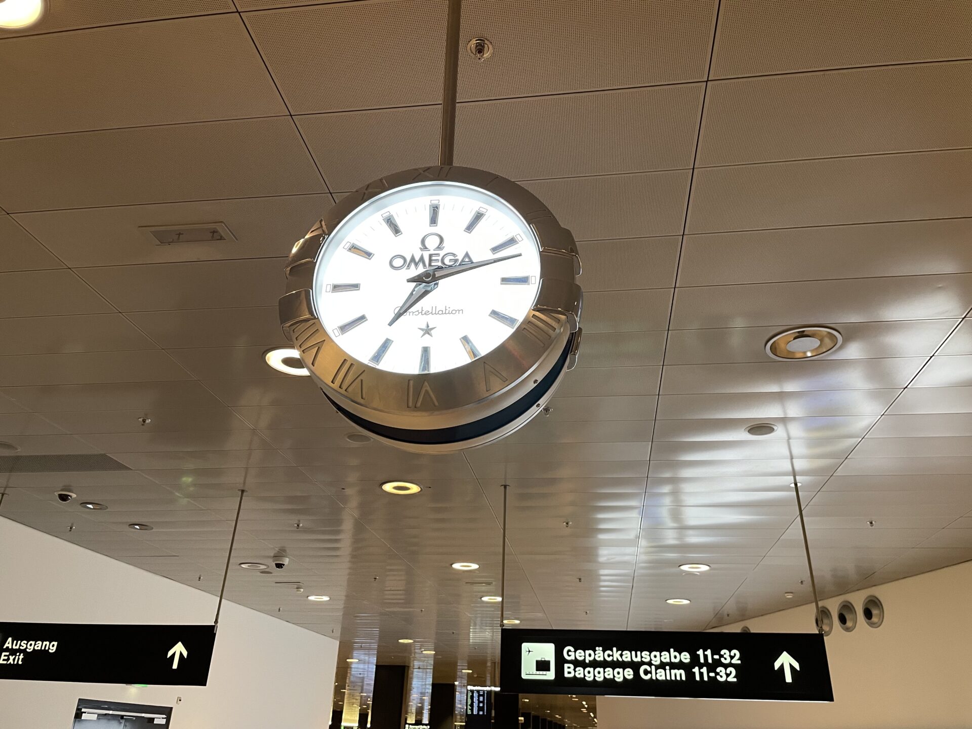 チューリッヒ空港の時計はオメガ製