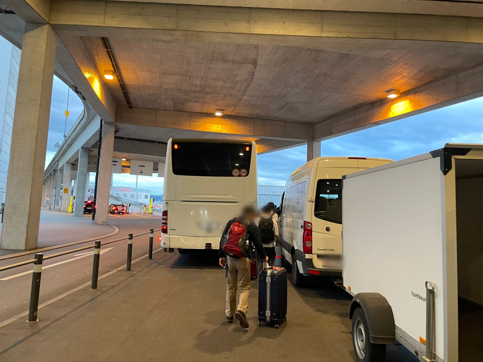 真ん中の大型バスに乗ってさらに移動