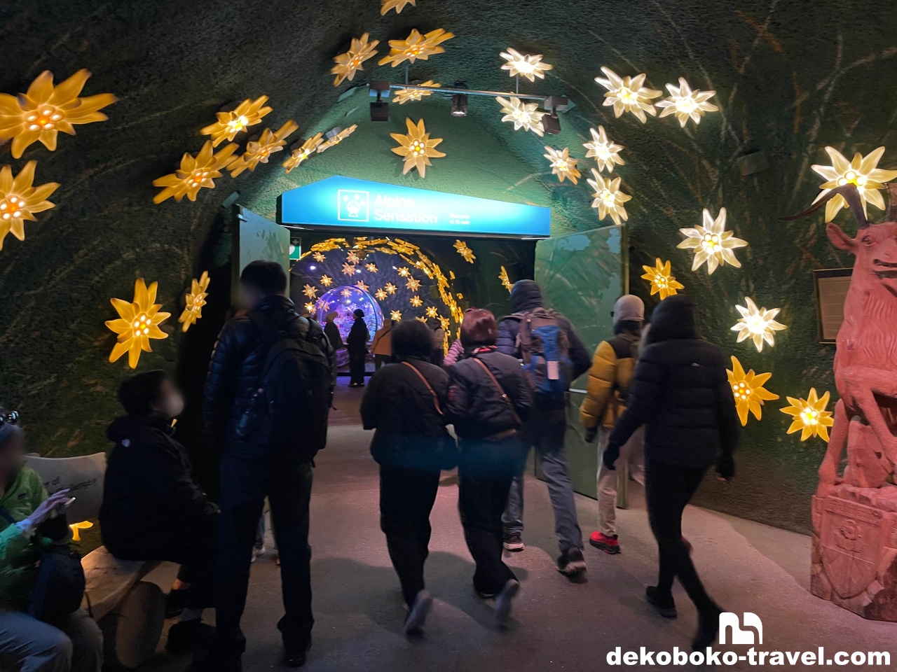 エーデルワイス型のライトで装飾されている