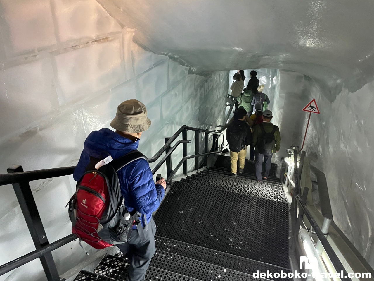 まず、階段を降りると足元から天井まで氷の世界に。