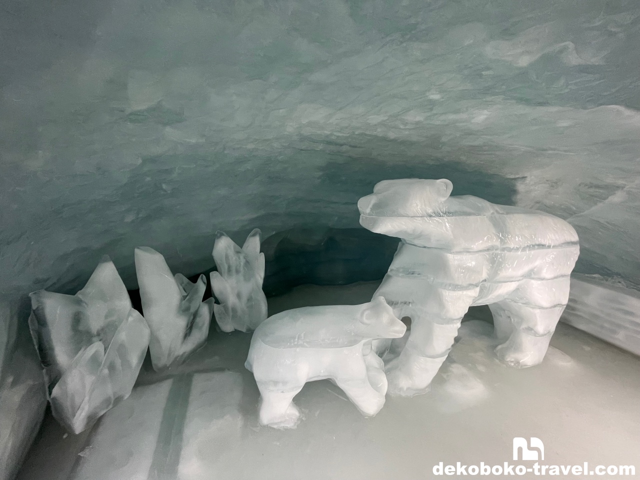 氷の彫刻がいくつも展示されている
