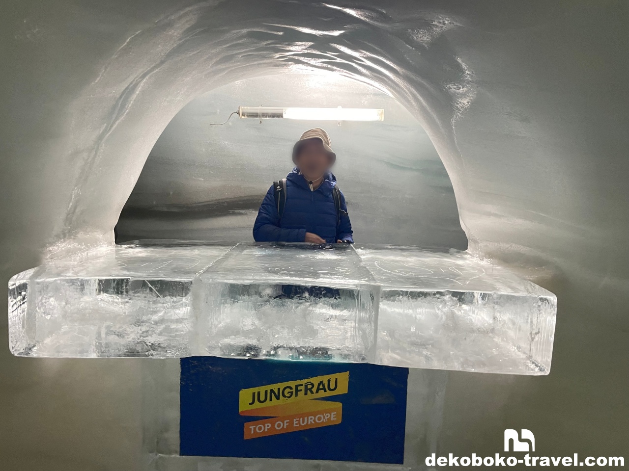 氷のバーで記念撮影