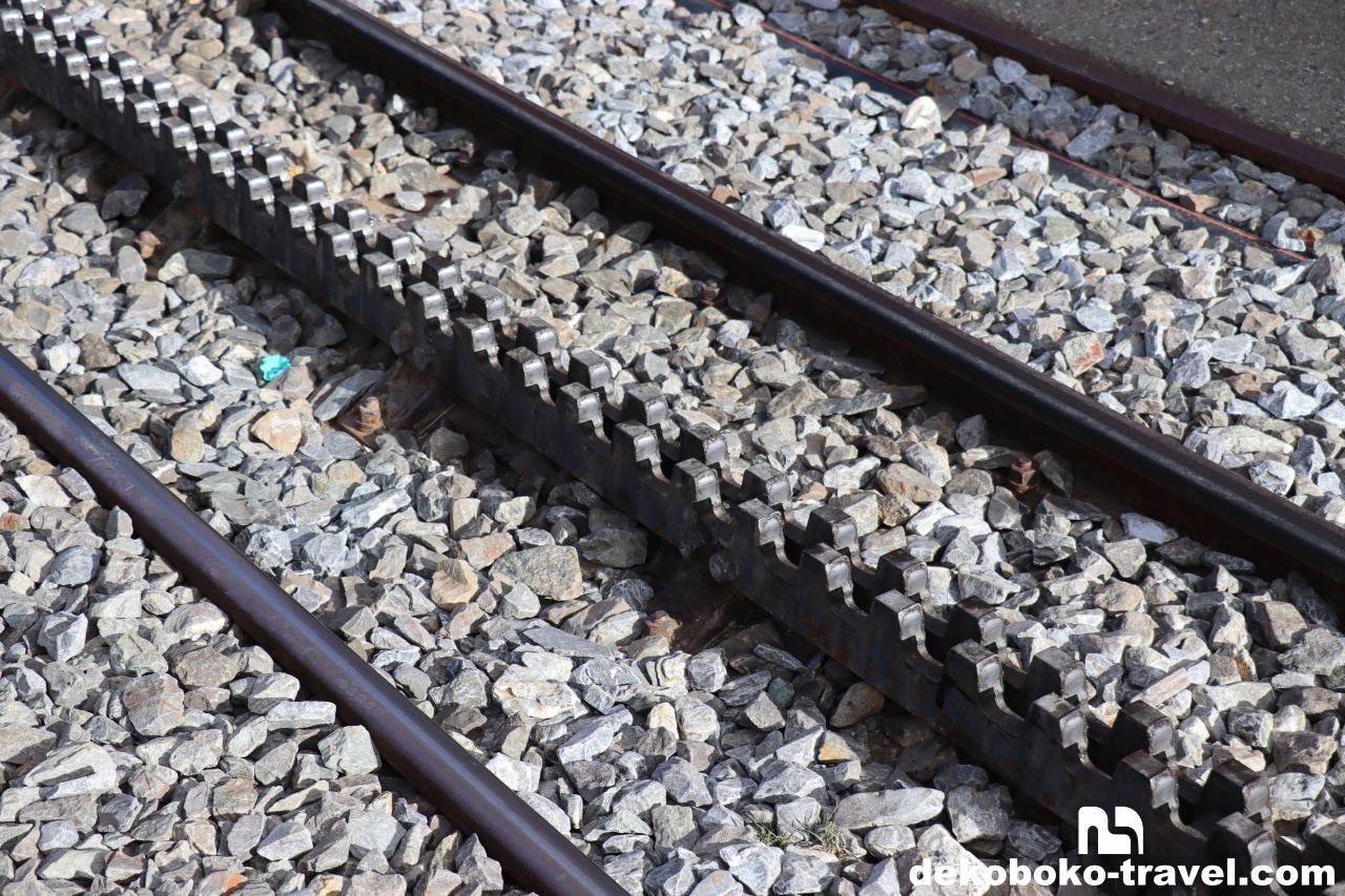 レールの間に歯形のアプト式ラックレールを使用している