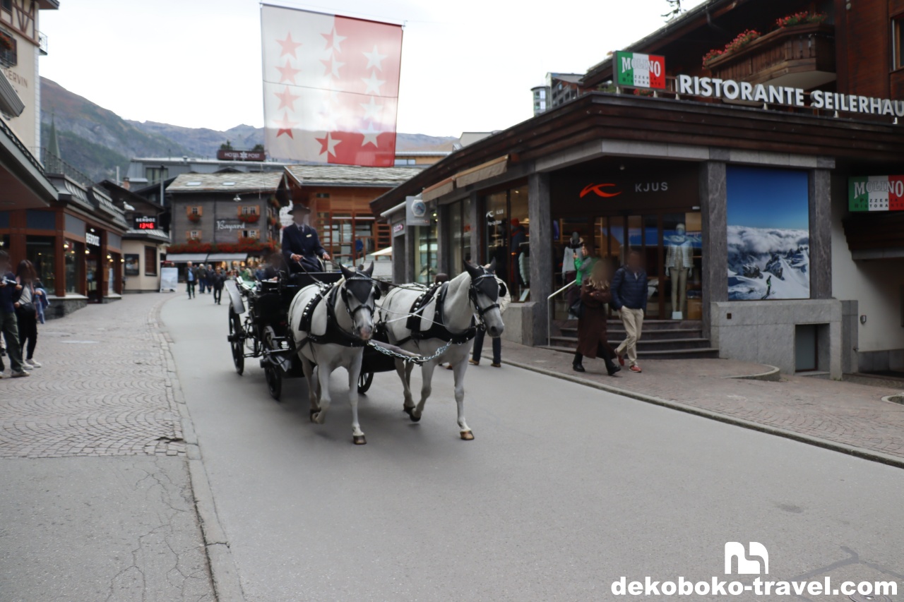 ツェルマット市内を走る馬車