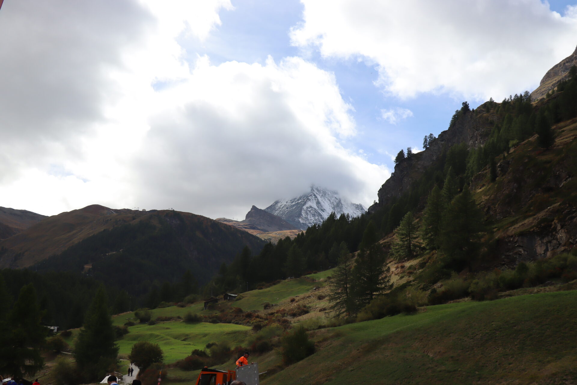雲がかかってよく見えませんが…周囲が緑なのが良いです