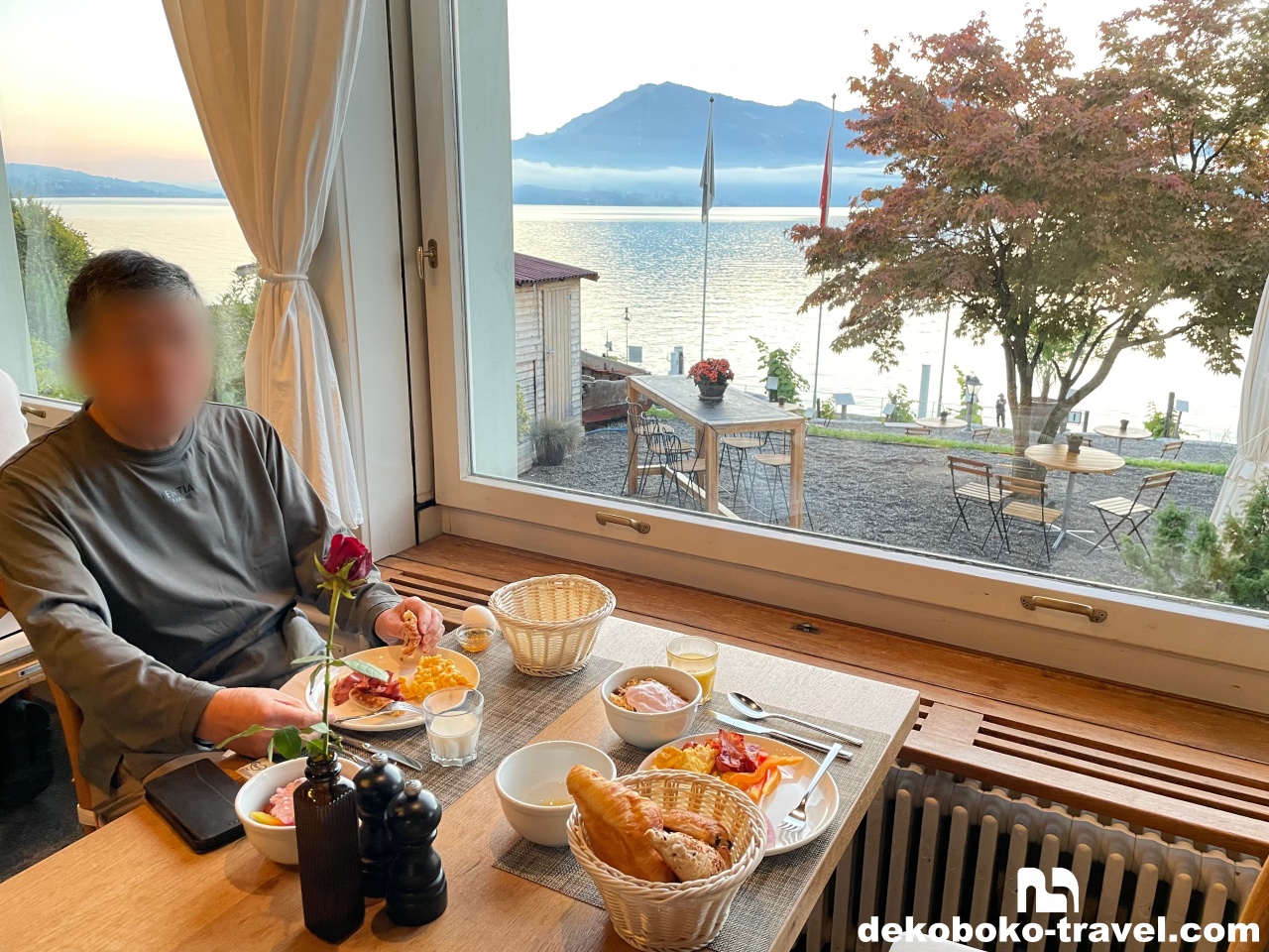 湖を見ながらの朝食