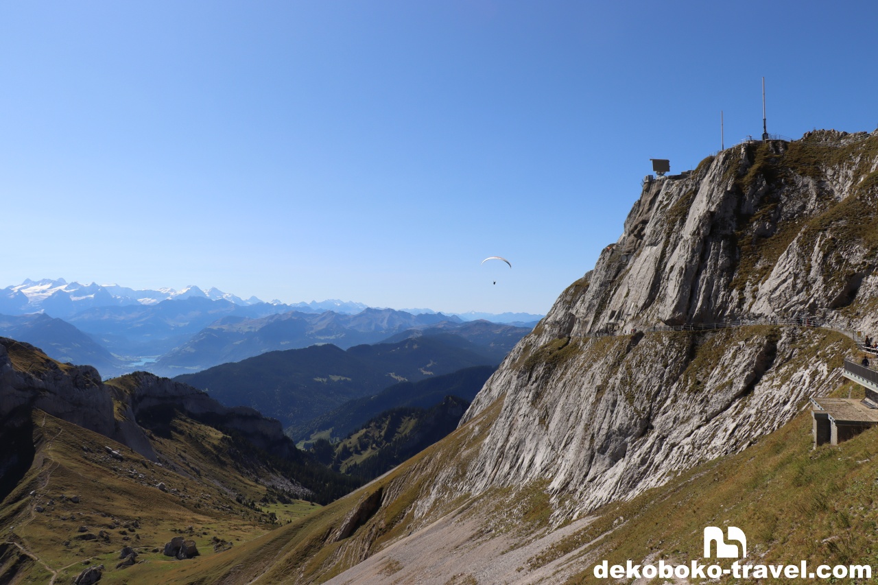 パラグライダーから歓迎を受ける