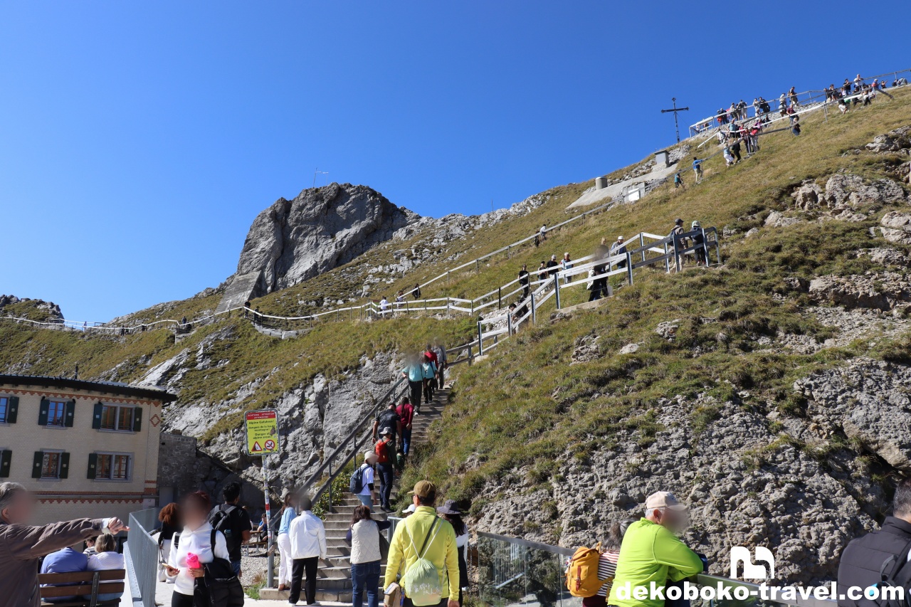 展望台へはひたすら階段を登る