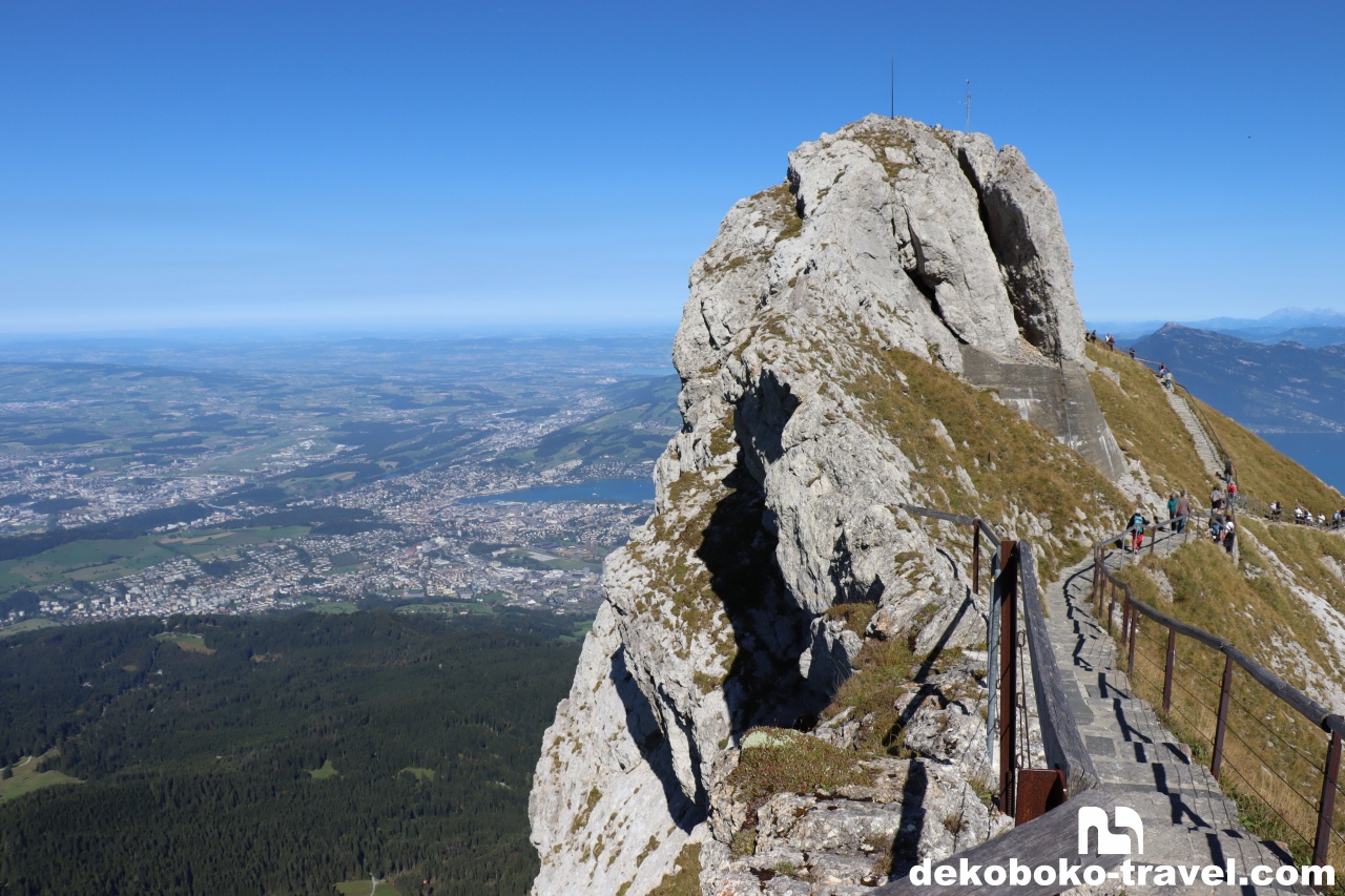 岩の左はこんな感じ