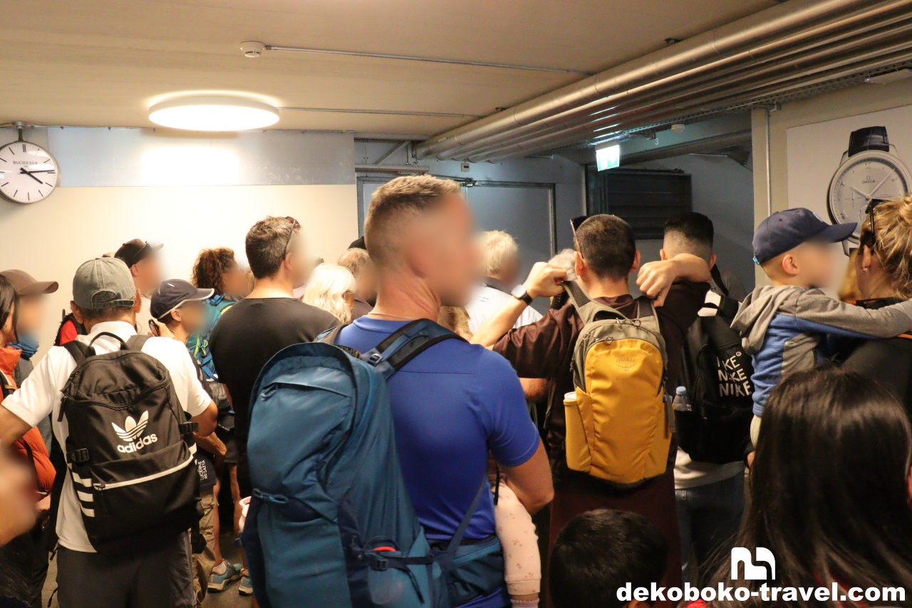 ピラトゥス鉄道乗車待ちの人々