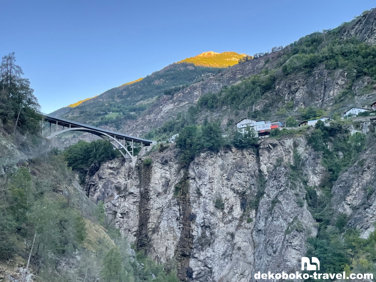 車窓の景色①
断崖にかかる橋