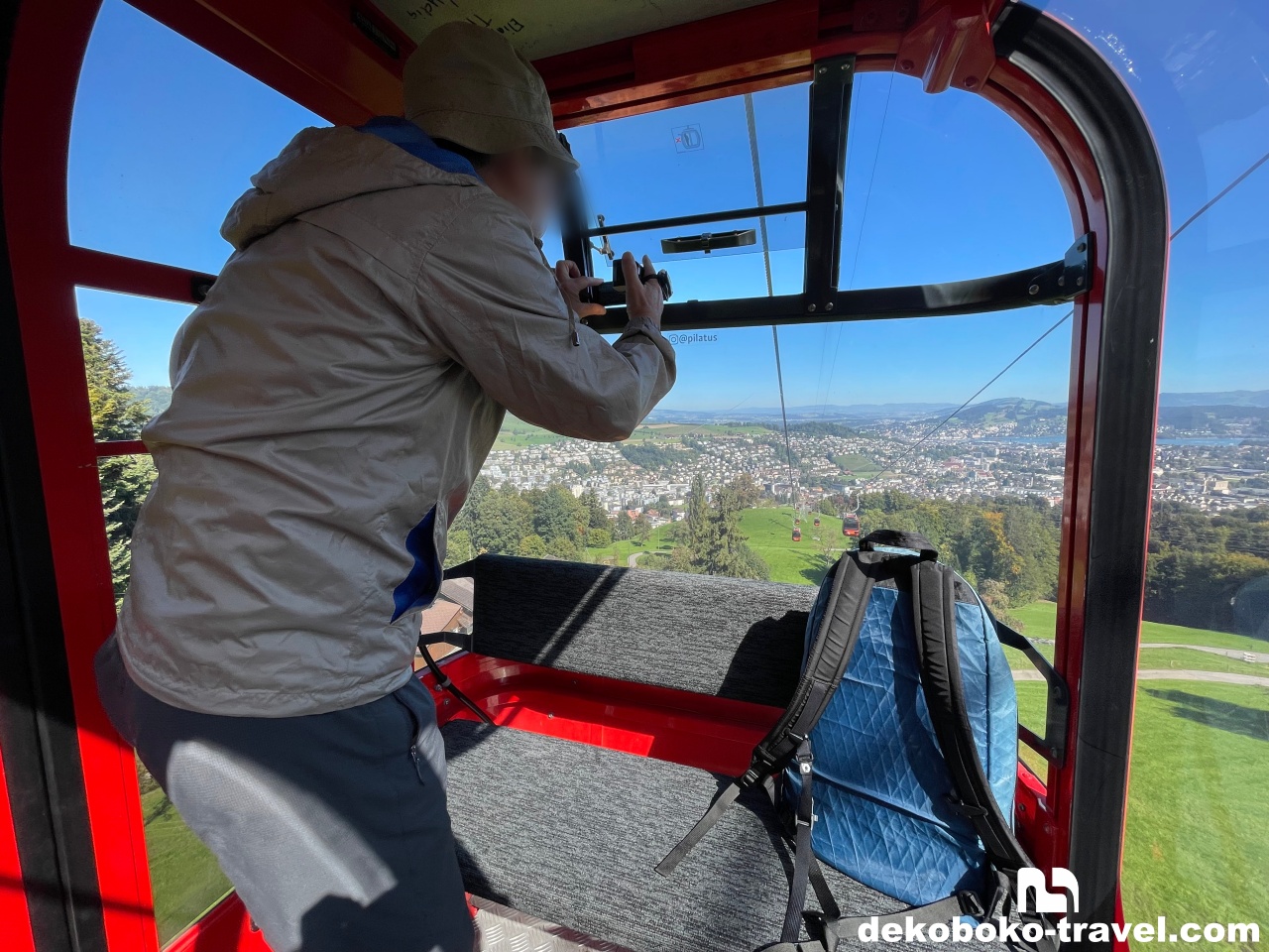 ロープウェイの中はこんな感じの4人乗り