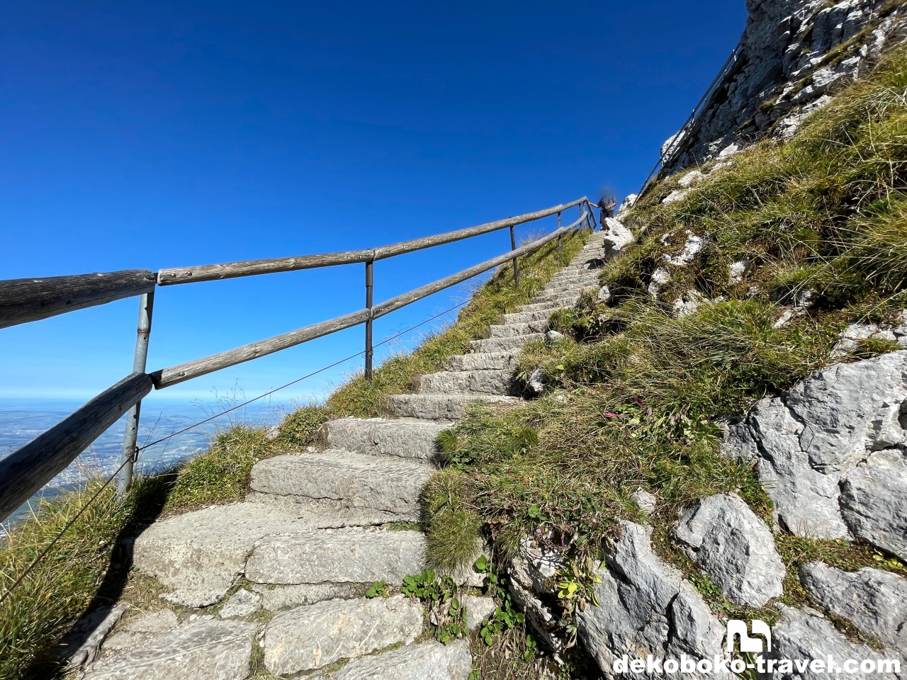 やや急な階段を登っていく