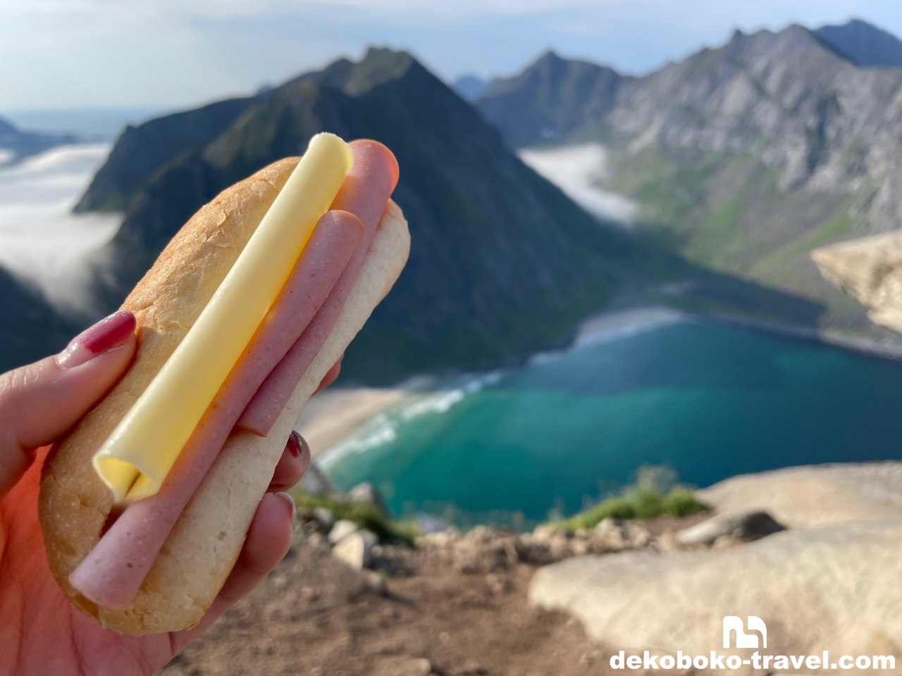 Kvalvikaビーチをバックにサンドイッチ